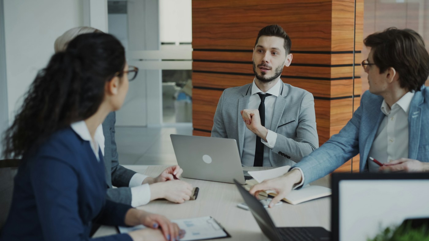 Equipo de trabajo revisando información en una reunión de empresa