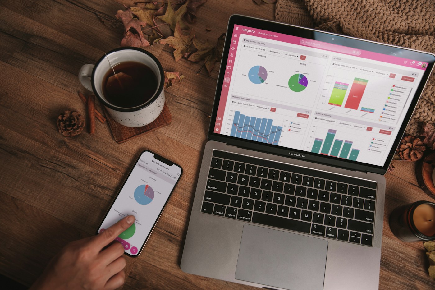 Persona trabajando con un portátil y documentación de procesos en una oficina
